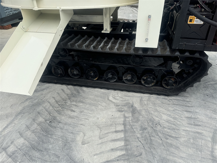 履帶式混凝土攪拌運(yùn)輸車