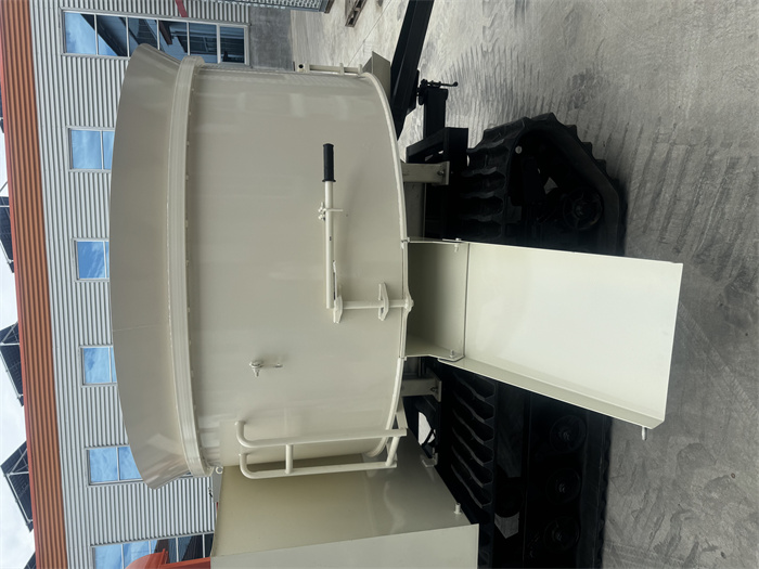 履帶式混凝土攪拌運(yùn)輸車